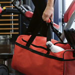 Sac de sport imperméable en plastique écologique avec poche cachée 50L couleur rouge deuxième vue d'ambiance