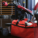 Sac de sport imperméable en plastique écologique avec poche cachée 50L couleur rouge troisième vue d'ambiance