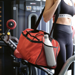 Sac de sport imperméable en plastique écologique avec poche cachée 50L couleur rouge vue d'ambiance