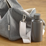 Sac de sport en coton recyclé à bandoulière couleur gris vue d'ambiance