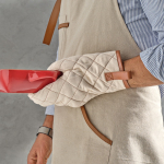 Gant de cuisine robuste en coton écologique avec pouce séparé 280 g/m2 couleur naturel vue d'ambiance