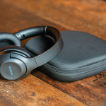 Casque sans fil à réduction active du bruit et microphone avec IA couleur gris foncé deuxième vue d'ambiance