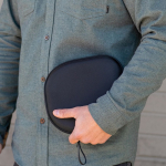 Casque sans fil à réduction active du bruit et microphone avec IA couleur gris foncé troisième vue d'ambiance