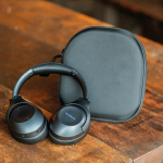 Casque sans fil à réduction active du bruit et microphone avec IA couleur gris foncé vue d'ambiance