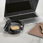 Casque sans fil en bambou, recharge USB-C et batterie de 8 h couleur noir vue d'ambiance