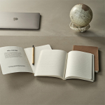 Carnet A5 à couverture souple en résidus de café avec pages pointillées couleur marron clair vue d'ambiance
