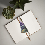 Carnet A5 en cuir synthétique écologique avec bande de fermeture et pages blanches couleur marron clair vue d'ambiance