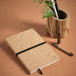 Carnet en liège avec fermeture élastique et marque-page A5 à pages pointillées couleur naturel vue d'ambiance