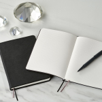 Carnet A5 à couverture rigide en cuir synthétique recyclé avec deux poches couleur noir vue d'ambiance