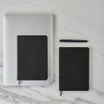 Carnet A5 à couverture souple en cuir synthétique écologique avec pages à points couleur noir troisième vue