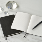 Carnet A5 à couverture souple en cuir synthétique écologique avec pages à points couleur noir deuxième vue d'ambiance