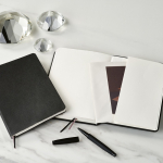 Carnet A5 à couverture souple en cuir synthétique écologique avec pages à points couleur noir vue d'ambiance