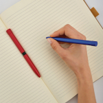 Stylo en aluminium recyclé à bouton-poussoir magnétique, encre noire couleur rouge vue d'ambiance