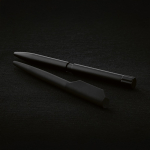 Stylo en aluminium recyclé à bouton-poussoir magnétique, encre noire vue d'ambiance