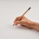 Crayon infini à corps en bambou et gomme à une extrémité couleur naturel troisième vue