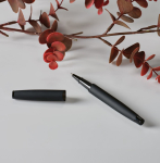 Stylo en acier inoxydable recyclé avec finition laquée et encre noire couleur noir vue d'ambiance