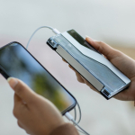 Batterie externe en plastique recyclé avec écran LED 10.000 mAh couleur noir vue d'ambiance
