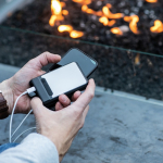 Batterie externe en plastique recyclé à charge rapide 6.000 mAh couleur noir deuxième vue d'ambiance