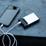 Batterie externe en plastique recyclé à charge rapide 6.000 mAh couleur noir vue d'ambiance