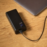 Batterie externe avec écran indicateur de batterie 30 000 mAh couleur noir vue d'ambiance