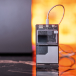 Batterie externe en plastique recyclé avec écran LED 20.000 mAh couleur noir troisième vue d'ambiance