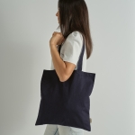 Sac de courses en coton recyclé à anses longues 140 g/m² couleur bleu marine vue d'ambiance