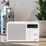 Haut-parleur sans fil en plastique recyclé avec écran LCD 15W couleur blanc vue d'ambiance