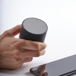 Haut-parleur portable en plastique recyclé avec batterie 300 mAh couleur noir vue d'ambiance
