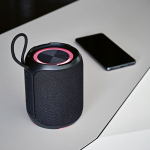 Enceinte sans fil en plastique recyclé avec protection IPX6 30W couleur noir vue d'ambiance