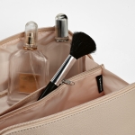 Trousse de toilette en cuir déperlant recyclé à trois compartiments couleur beige deuxième vue