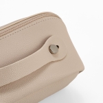 Trousse de toilette en cuir déperlant recyclé à trois compartiments couleur beige quatrième vue