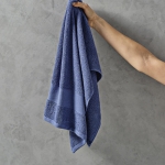 Serviette de bain d'entreprise 50x100 cm en coton recyclé 370 g/m² couleur bleu marine vue d'ambiance