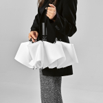 Parapluie pliable réversible automatique en plastique recyclé ø101,5 couleur blanc deuxième vue d'ambiance