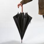 Parapluie élégant en bois à ouverture automatique, résistant au vent, ø122 couleur noir vue d'ambiance