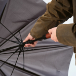 Parapluie de golf coupe-vent à ouverture automatique ø146 couleur gris foncé vue d'ambiance