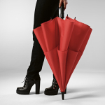 Parapluie tempête en plastique recyclé avec poignée droite ø100 couleur rouge deuxième vue d'ambiance
