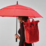 Parapluie tempête en plastique recyclé avec poignée droite ø100 couleur rouge troisième vue d'ambiance