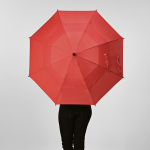 Parapluie tempête en plastique recyclé avec poignée droite ø100 couleur rouge vue d'ambiance