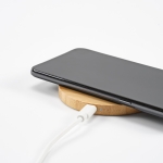 Chargeur sans fil rond en bambou avec puissance de charge de 15W couleur naturel vue d'ambiance