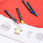 Bonnet de Noël pour enfants avec dessins et 4 crayons de cire couleur rouge