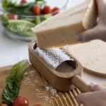 Râpe à fromage parmesan intelligente compatible avec le lave-vaisselle couleur bois quatrière vue