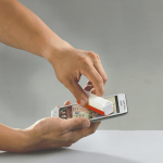 Spray rectangulaire pour nettoyer le téléphone avec chiffon microfibre couleur rouge sixième vue