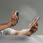 Spray rectangulaire pour nettoyer le téléphone avec chiffon microfibre couleur blanc/noir cinquième vue