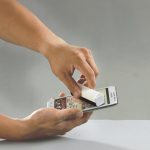 Spray rectangulaire pour nettoyer le téléphone avec chiffon microfibre couleur blanc/noir sixième vue