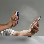 Spray rectangulaire pour nettoyer le téléphone avec chiffon microfibre couleur bleu foncé cinquième vue