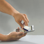 Spray rectangulaire pour nettoyer le téléphone avec chiffon microfibre couleur bleu foncé sixième vue