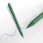 Stylo en plastique unicolore avec encre bleue style gel vue d'ambiance