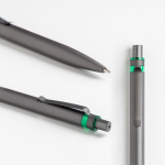 Stylo en aluminium recyclé avec détail coloré encre bleue vue d'ambiance