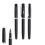 Stylo roller en métal élégant avec corps texturé et encre noire vue d'ambiance