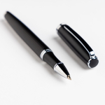 Stylo roller en métal élégant avec corps texturé et encre noire